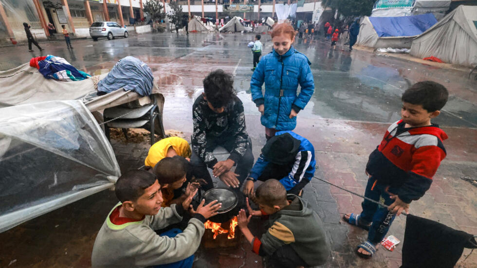 أمراض فتاكة تتربص بسكان غزة وتحذيرات من مجاعة