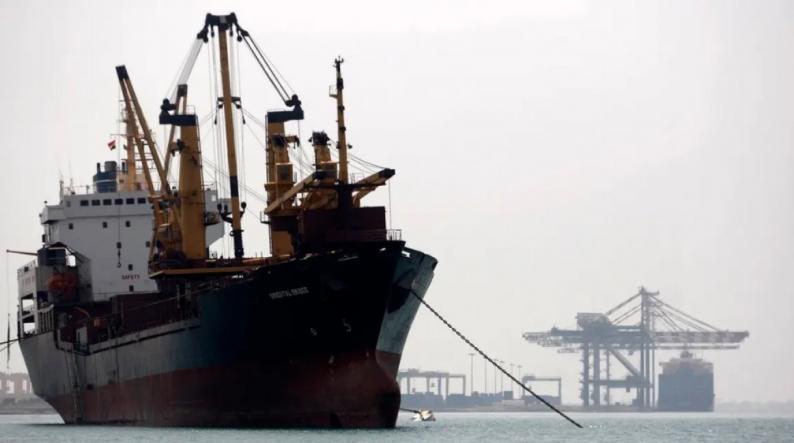 اشتعال النيران في سفينة بالبحر الأحمر بعد مهاجمتها من قبل القوات المسلحة اليمنية