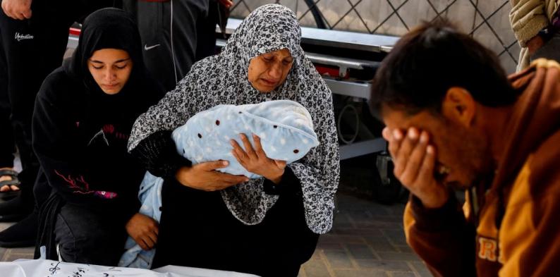 حزن وغضب..رضيع ولد واستشهد في العدوان على غزة