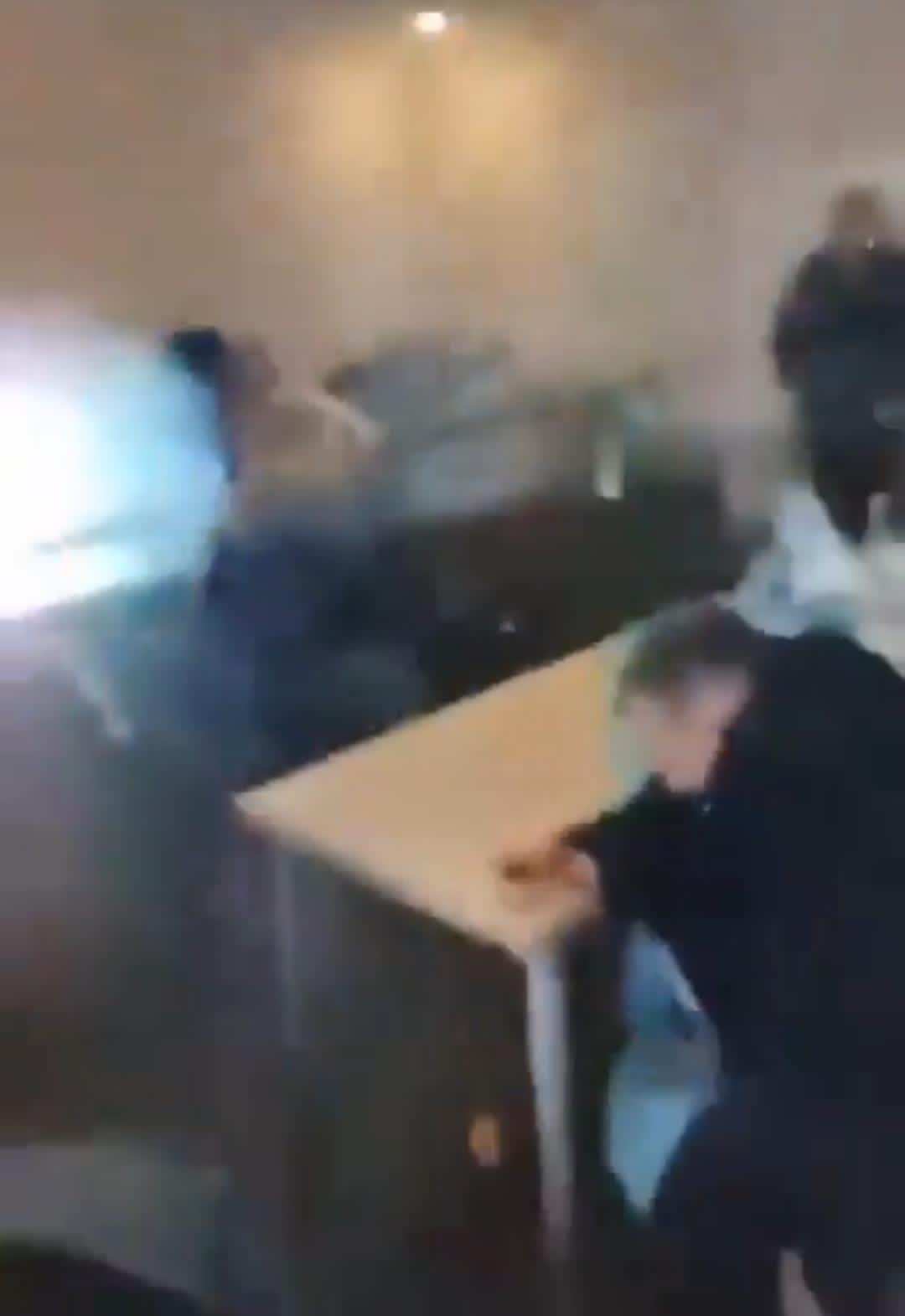 بالفيديو والصور .. نائب يفجر 3 قنابل خلال اجتماع مجلس محلي في أوكرانيا