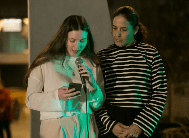 محتجزة إسرائيلية سابقة: حماس علّمت ابني 250 كلمة بالعربية