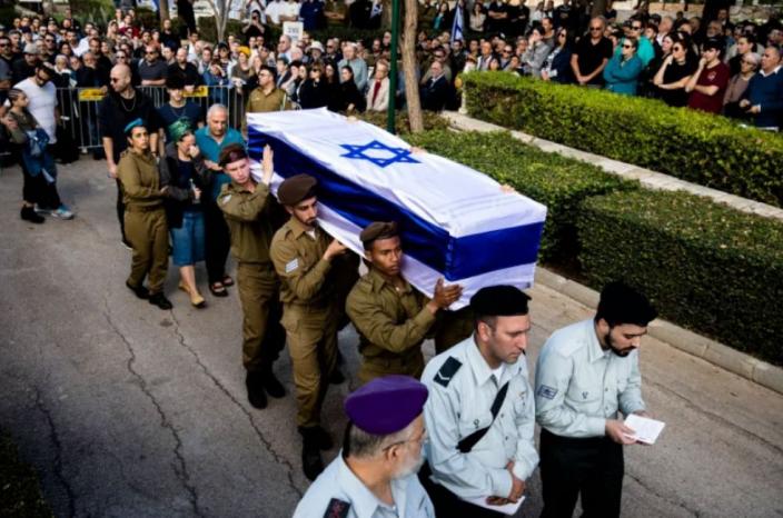 مروحية إسرائيلية تقل جنودا مصابين تهبط بملعب لكرة القدم بالقدس