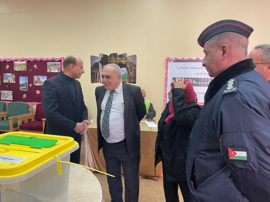 الشريف والشرع يتابعان إجراء الانتخابات التجريبية في مدرسة حطين الأساسية ...صور