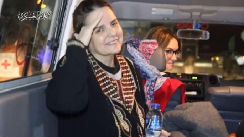 أسيرة سابقة بغزة : حذرنا مجلس الحرب من استمرار القتال