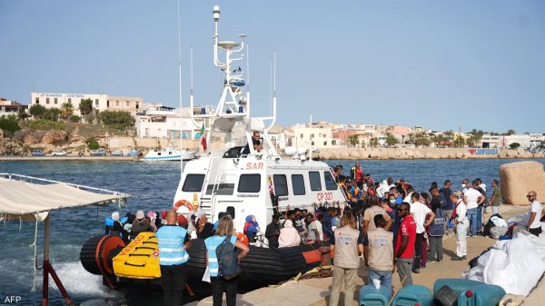 مصرع عشرات المهاجرين بعد غرق قاربهم قبالة ليبيا