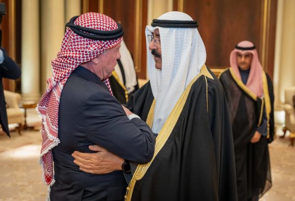 الملك يرسل برقية تعزية بوفاة الشيخ نواف الصباح