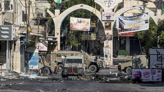 مشهد يدمي القلب.. طفلة فلسطينية ترفع يدها خوفا من آليات الجيش الإسرائيلي في جنين