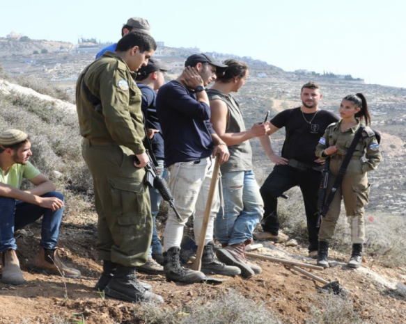 مستوطنون يشقون طريقاً تمهيداً للاستيلاء على أراضي المواطنين في جبل الريسان