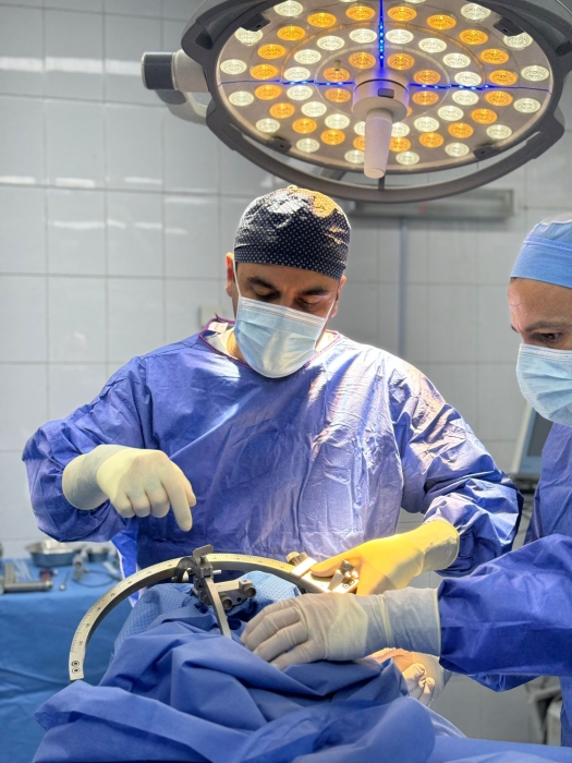 عملية جراحية نوعية لزراعة أقطاب دماغية بواسطة الجراحة المُصوّبة لطفل في مستشفى الجامعة الأردنية