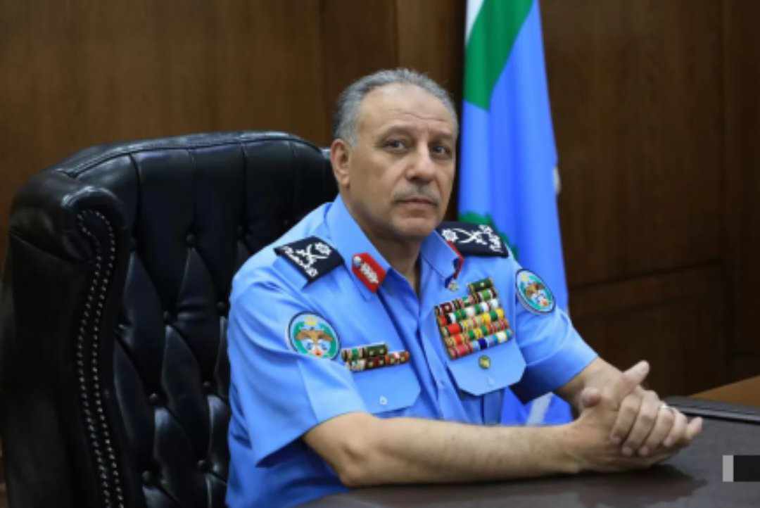مدير الأمن العام يجري اتصالاً هاتفيًا مع والد الرائد المصاب العسكري  أمجد الخالدي