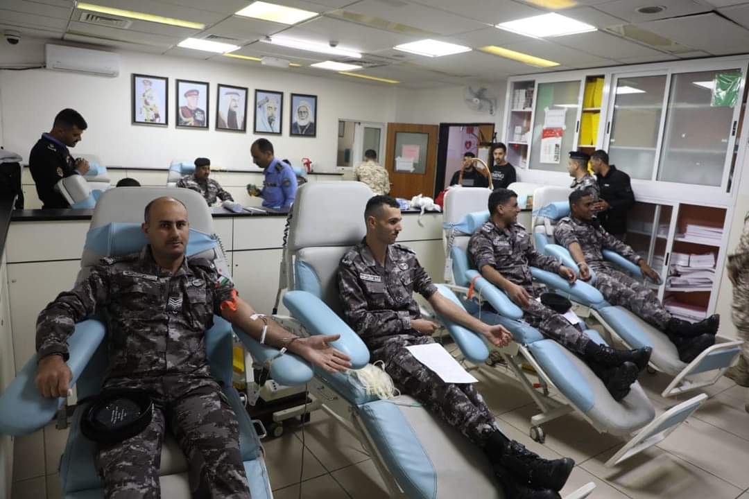 الأمن العام ينظم حملة تبرع بالدم لصالح بنك الدم في الخدمات الطبية الملكية...صور