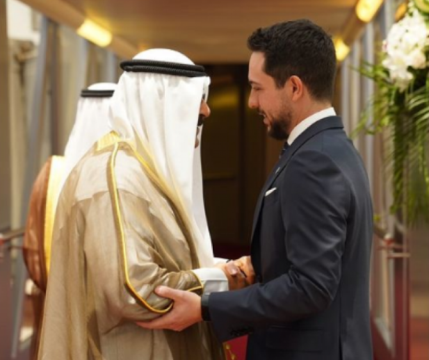 ولي العهد يهنئ مشعل الصباح بمناسبة توليه مقاليد الحكم