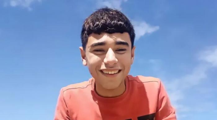 أصغر صحفي في العالم يتحدى أعظم خمس دول في الكوكب من قارة غزة