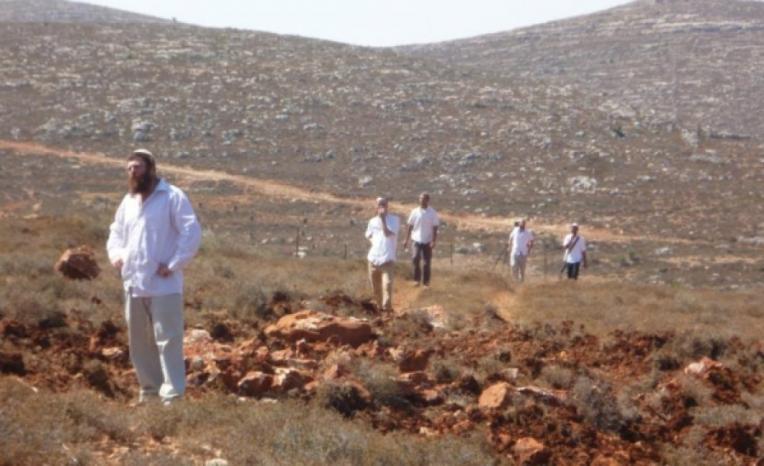 مستوطنون يقتحمون نبع قريوت جنوب نابلس