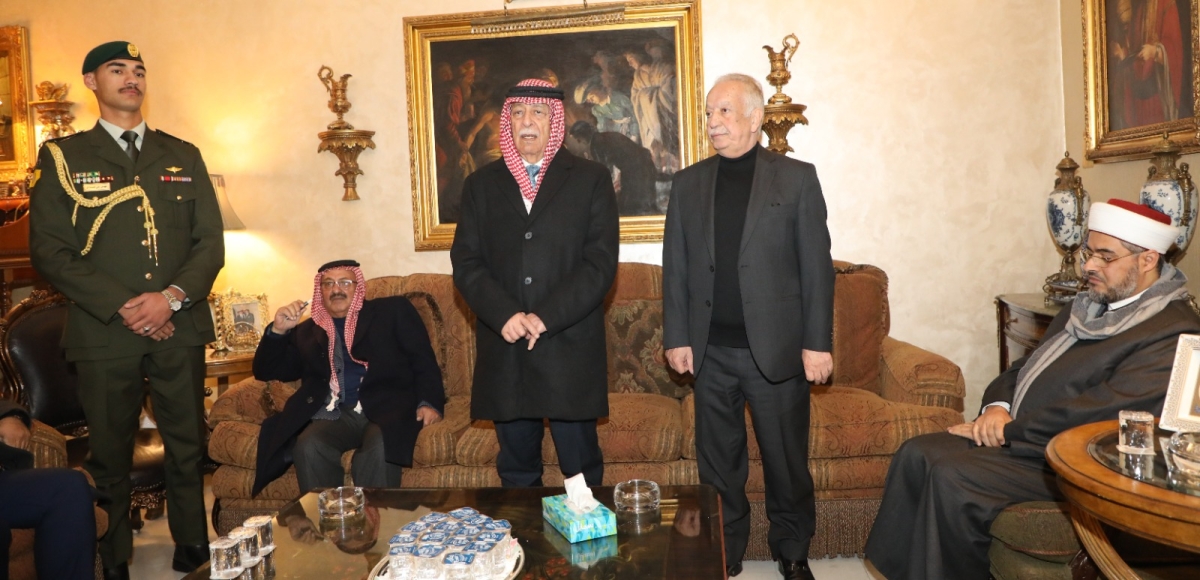 مندوبا عن الملك وولي العهد العيسوي يعزي عشيرتي الدباس وآل الصاحبعمان ...صور
