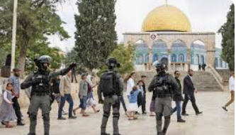 عشرات المستوطنين المتطرفين يقتحمون المسجد الاقصى المبارك
