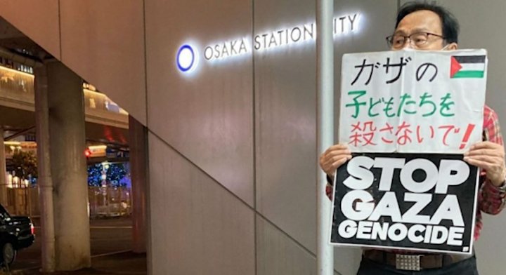 الياباني هوري توتشي أوكاو يقف وحيداً منذ 50 يوما.. أوقفوا حرب الإبادة الجماعية في غزة