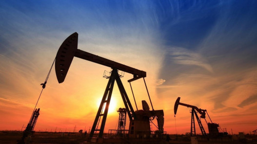 النفط يستقر والأنظار على الشرق الأوسط وخفض أسعار الفائدة الأميركية