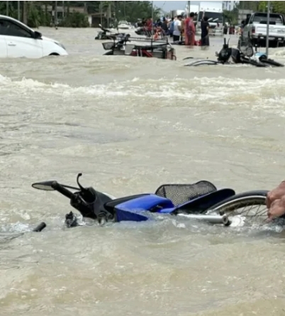 فيضانات تايلاند تقطع الطرق وخطوط السكك الحديد