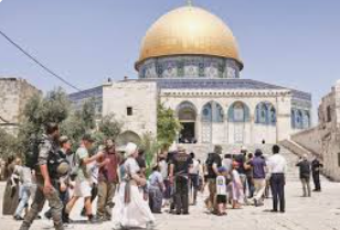 مستوطنون متطرفون يقتحمون الأقصى بحراسة شرطة الاحتلال