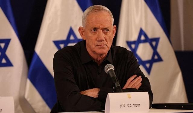 غانتس يُلمح إلى بقائه في الحكومة حتى بانتهاك الاتفاق الائتلافي