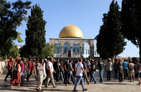 عشرات المستوطنين المتطرفين يقتحمون باحات الأقصى