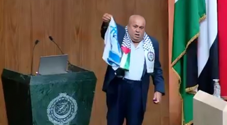 نائب أردني يحرق علم الكيان الصهيوني