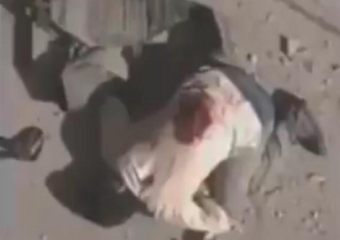 لحظة استشهاد مقاوم في غزة في وضعية السجود