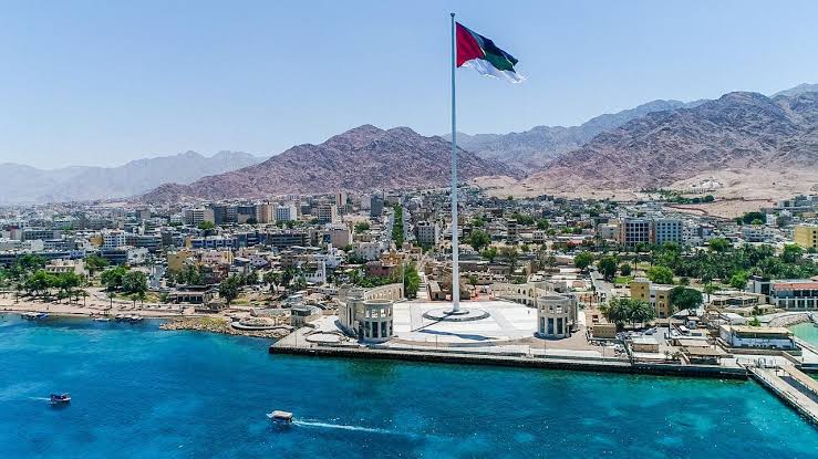 الجسر العربي: 30 شخصا في طريقهم للعقبة و59 شاحنة مساعدات غادرت لغزة