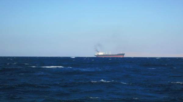 إسقاط صاروخين أطلقا تجاه سفينة بالبحر الأحمر