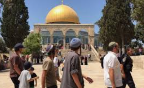 مستوطنون متطرفون يقتحمون باحات الأقصى
