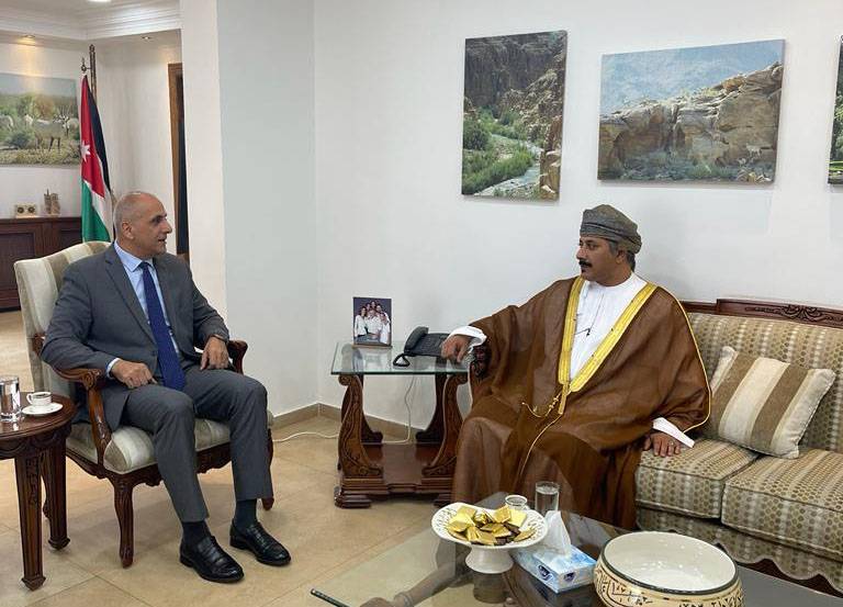 وزير البيئة يلتقي السفير العُماني لدى المملكة