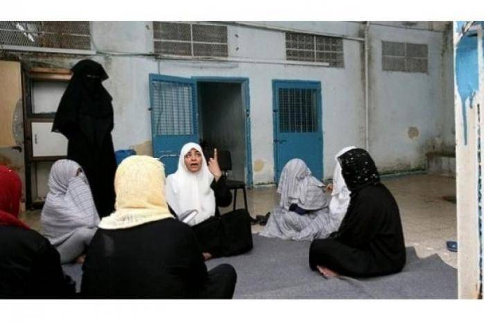 الاحتلال يمدد اعتقال ثلاث أسيرات