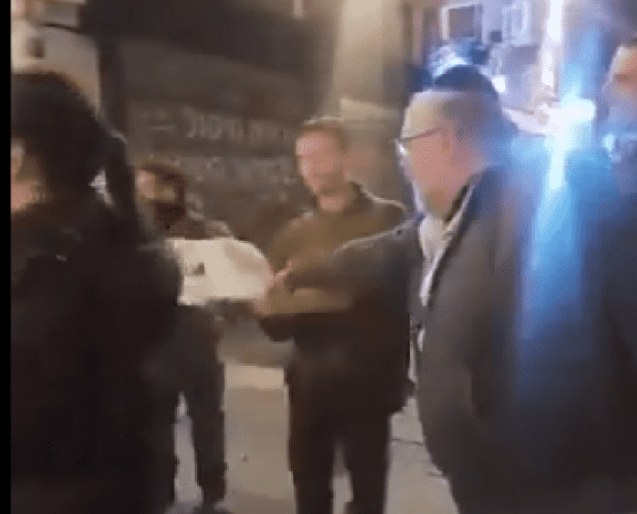 جنود صهاينة يوزعون الحلوى فرحا باستشهاد العاروري