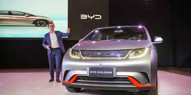 (BYD) الصينية تتفوق على تيسلا الأمريكية في عدد السيارات الكهربائية