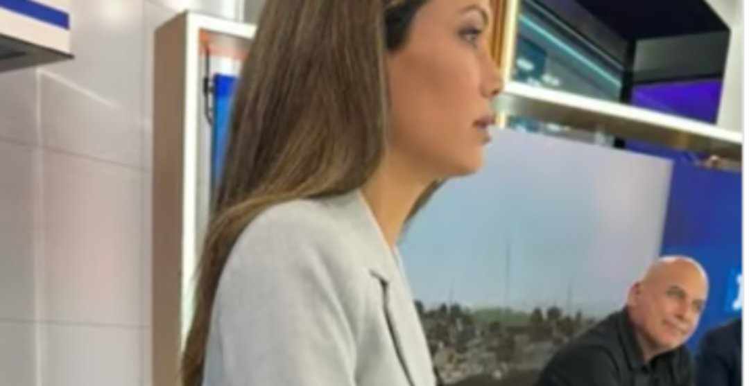 شاهد.. ماذا تضع مذيعة إسرائيلية على خصرها داخل الاستديو؟