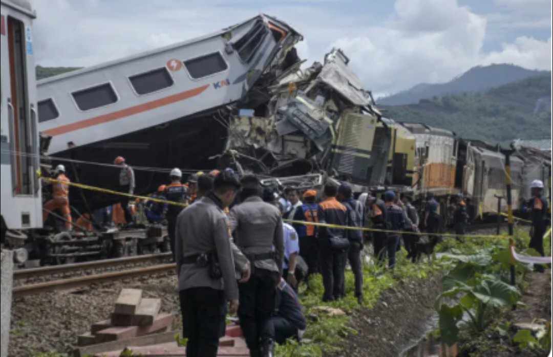 عاجل ... قتلى وجرحى جراء اصطدام قطارين في إندونيسيا