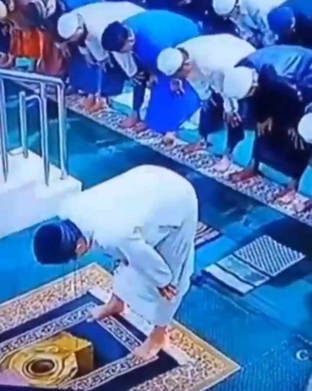 وفاة إمام مسجد أثناء الصلاة بإندونيسيا...صور
