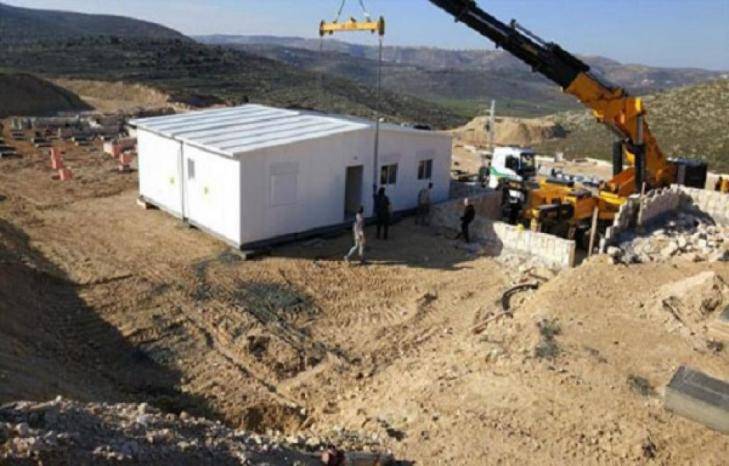 مستوطنون ينصبون منزلين متنقلين في برية تقوع جنوب شرق بيت لحم