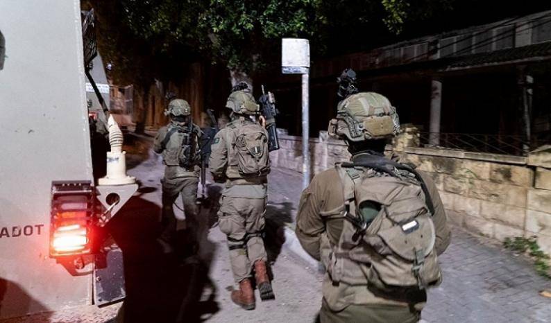 الاحتلال يداهم عدة بلدات ومدن بالضفة ويعتقل عشرات المواطنين