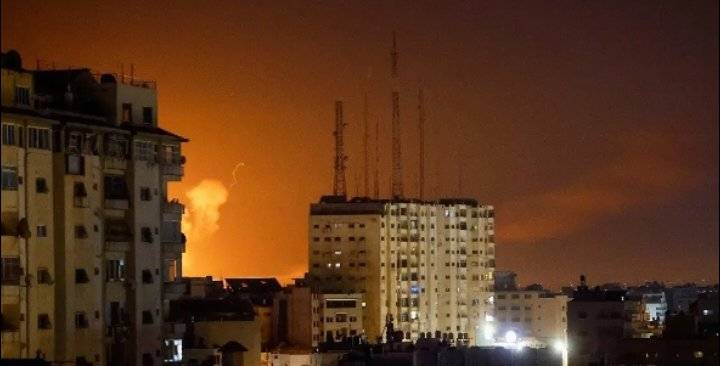 غارات عنيفة على عدة مناطق في مدينة خان يونس