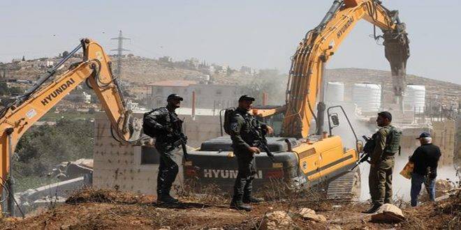 قوات الاحتلال تهدم منزلين ومنشأة في الخليل