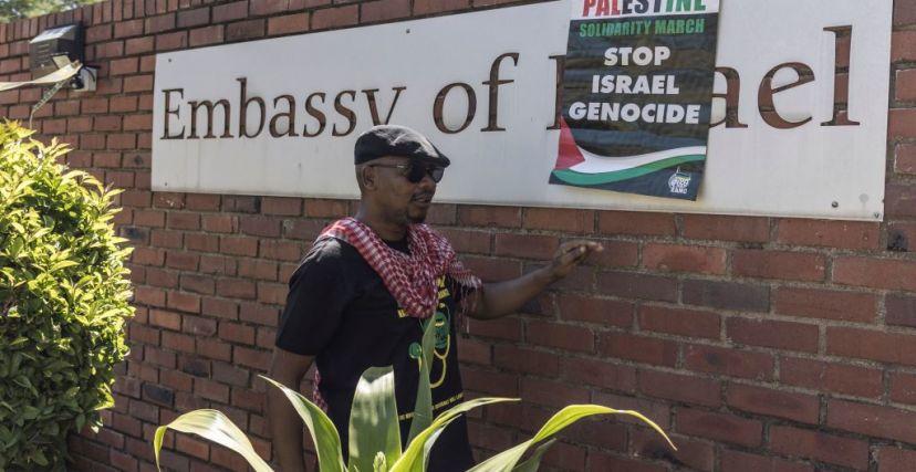 سياسي جنوب أفريقي: الفصل العنصري في فلسطين أسوأ مما مر علينا