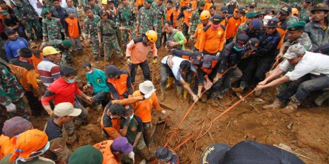 مصرع شخصين وإصابة آخرين في انهيار أرضي بإندونيسيا