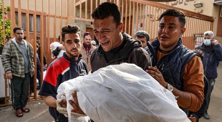 الاحتلال يستهدف محيط مستشفى ناصر ومراكز إيواء في خانيونس جنوبي غزة