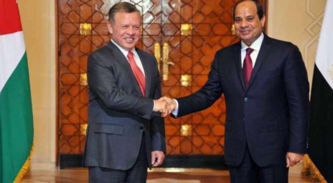 الملك يستقبل الرئيس المصري لدى وصوله العقبة