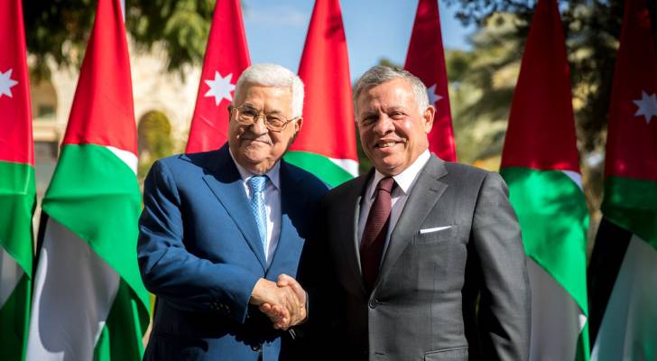 الملك يستقبل الرئيس الفلسطيني لدى وصوله العقبة