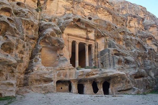 إقليم البترا: نعمل على إزالة المخالفات في السيق البارد