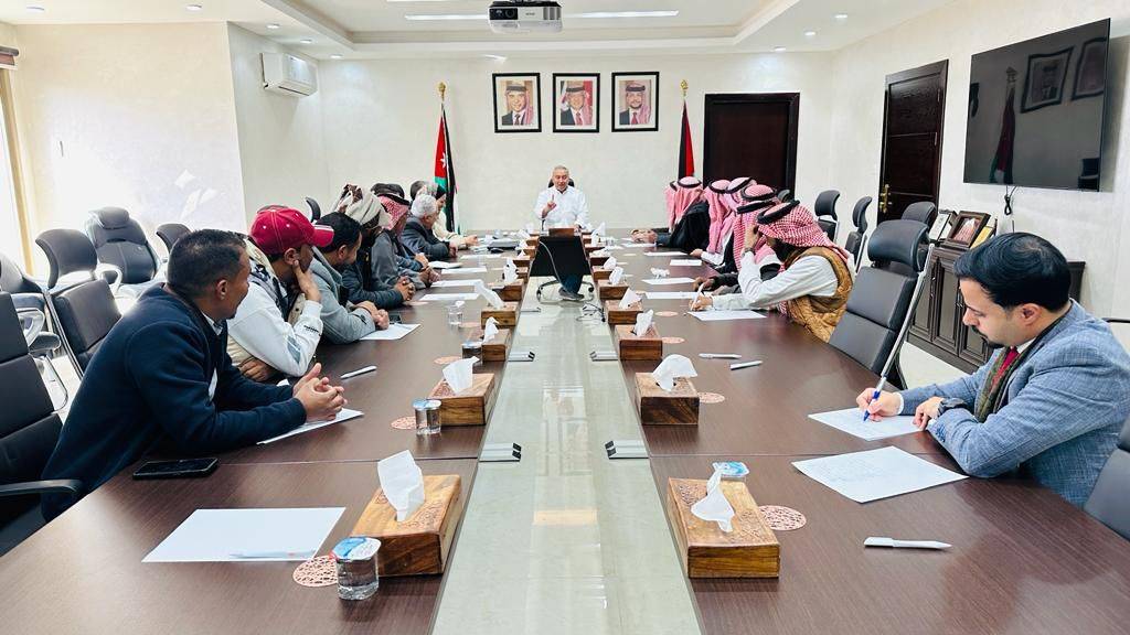 البريزات يلتقي شيوخ وممثلين عن منطقة البيضا