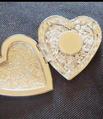 كندية تزرع 52 شريحة ذكية في جسدها !